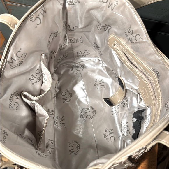 Elegant Floral Embossed Beige Handbag - Picture 6 of 9